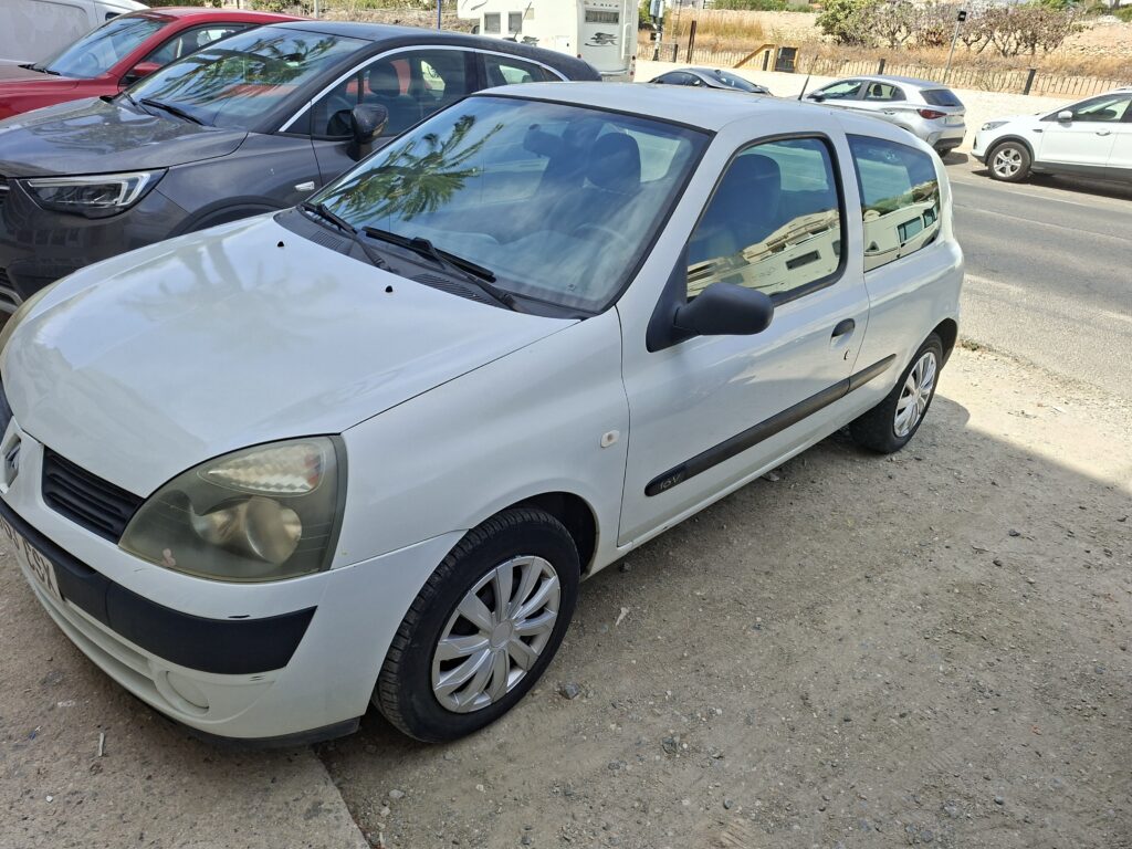 Renault Clio 1.2 Gasolina Hatchback 75 CV